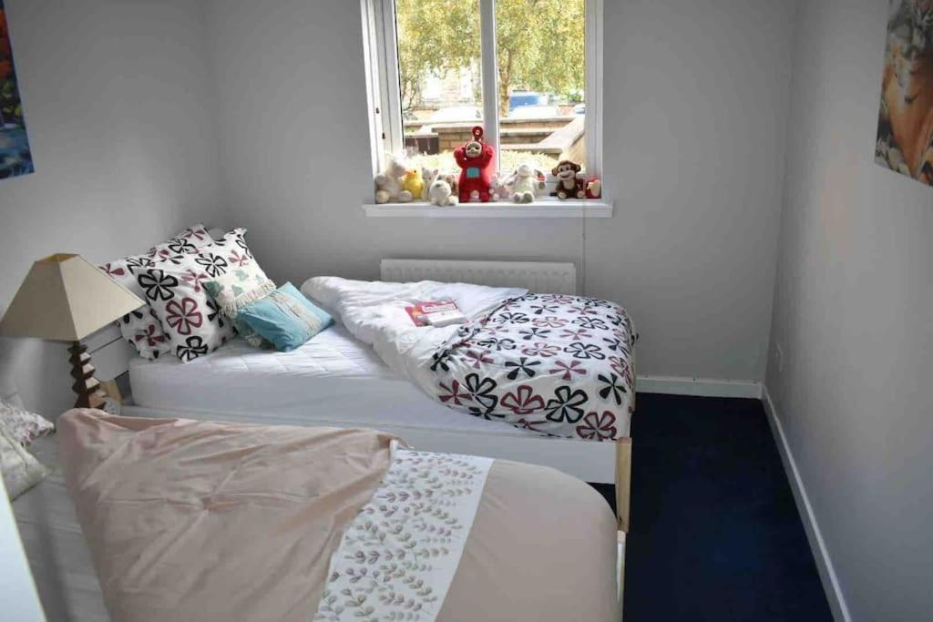 Appartamento Immaculate Cosy Flat Next To Holyrood Park! Edimburgo Esterno foto